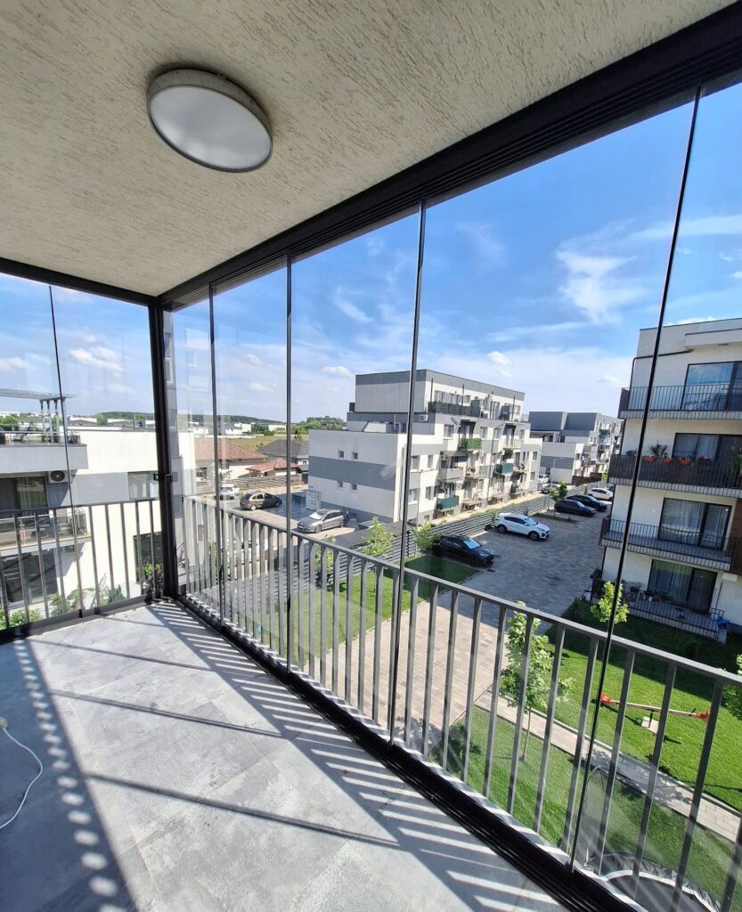Sistem de închidere cu geamuri glisante din sticlă securizată pentru balcon
