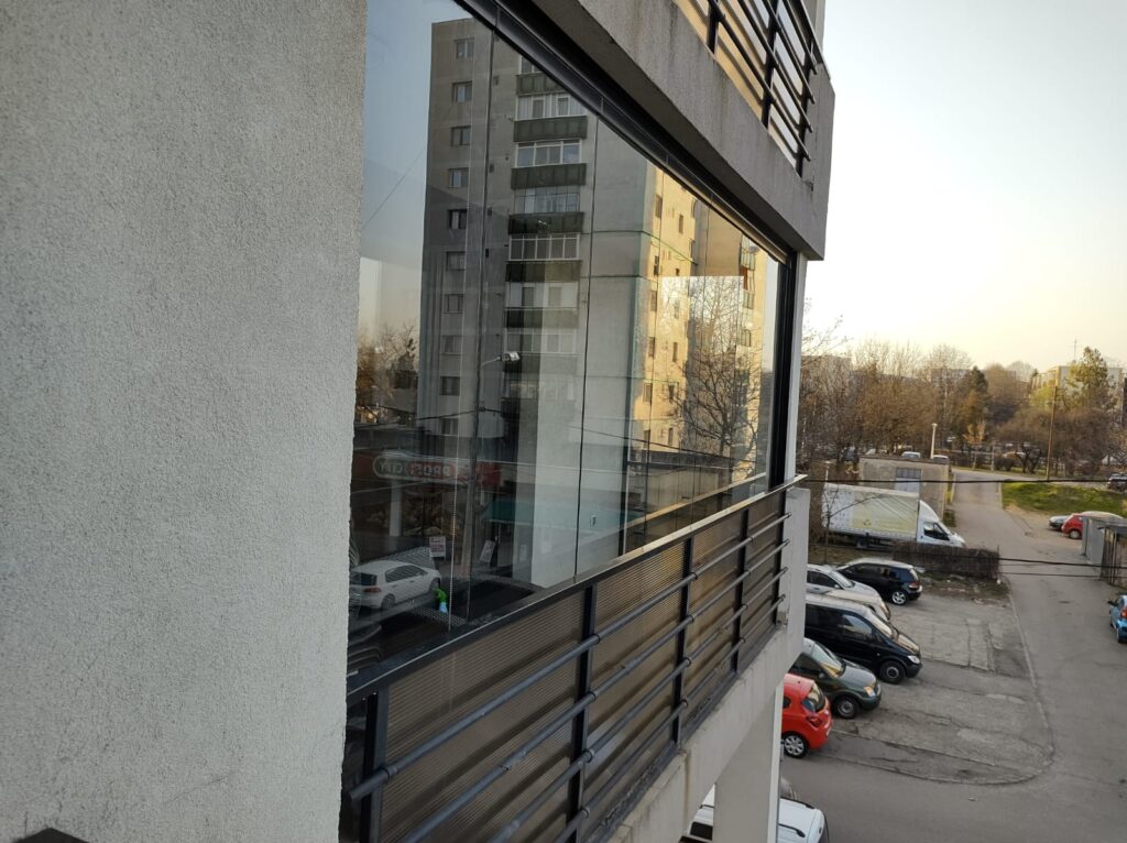 Sistem de închidere cu geamuri glisante din sticlă securizată pentru balcon