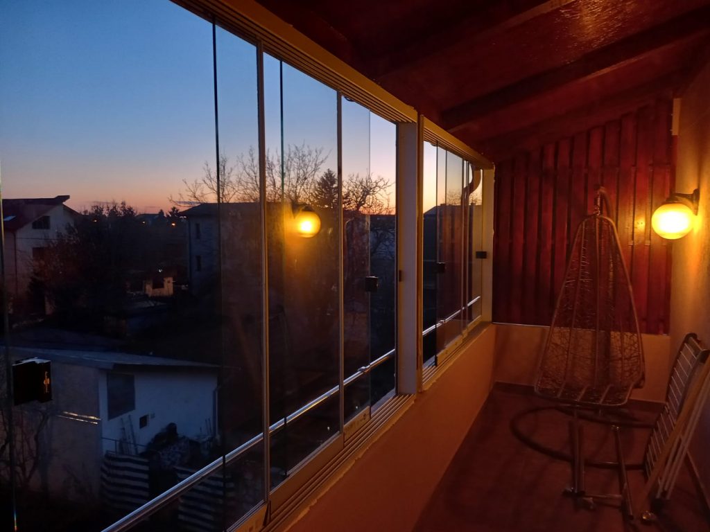 Balcon într-un bloc vechi, închis cu geamuri glisante Gemini Slide