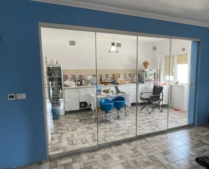 Perete culisant pentru delimitarea unei bucătării open space