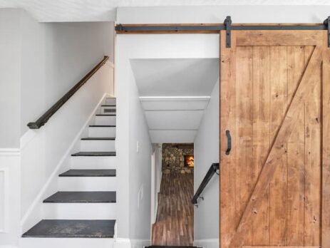 Usi glisante cu inchidere automata. Sursa: Photo by Zac Gudakov on Unsplash